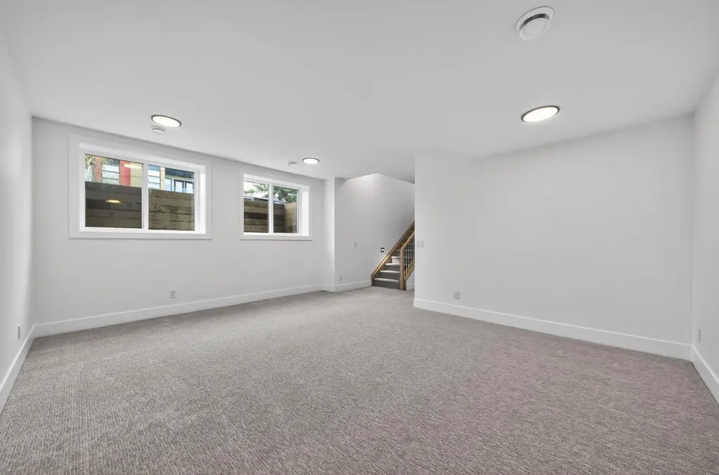 2333 24 Avenue SW Calgary AB T2T 0Y5