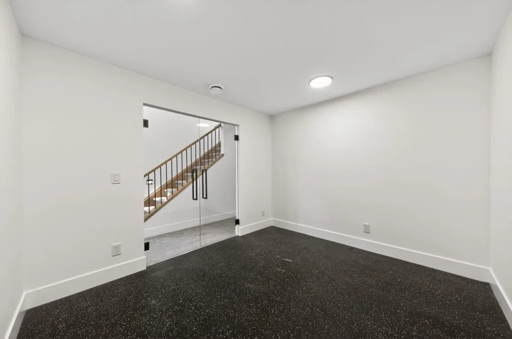 2333 24 Avenue SW Calgary AB T2T 0Y5