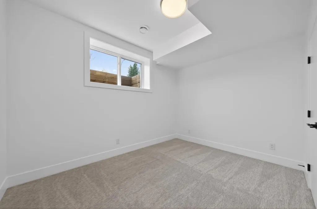 2333 24 Avenue SW Calgary AB T2T 0Y5