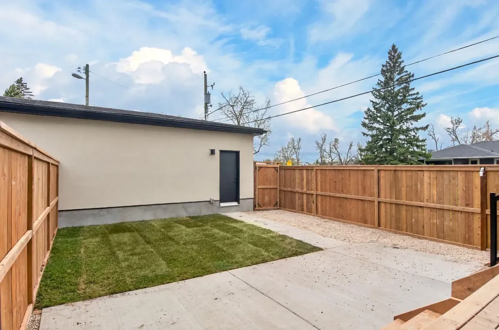 2333 24 Avenue SW Calgary AB T2T 0Y5