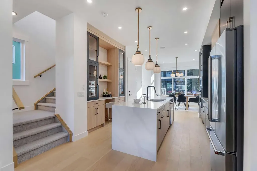 614 22 Avenue NE Calgary AB T2E 1V2
