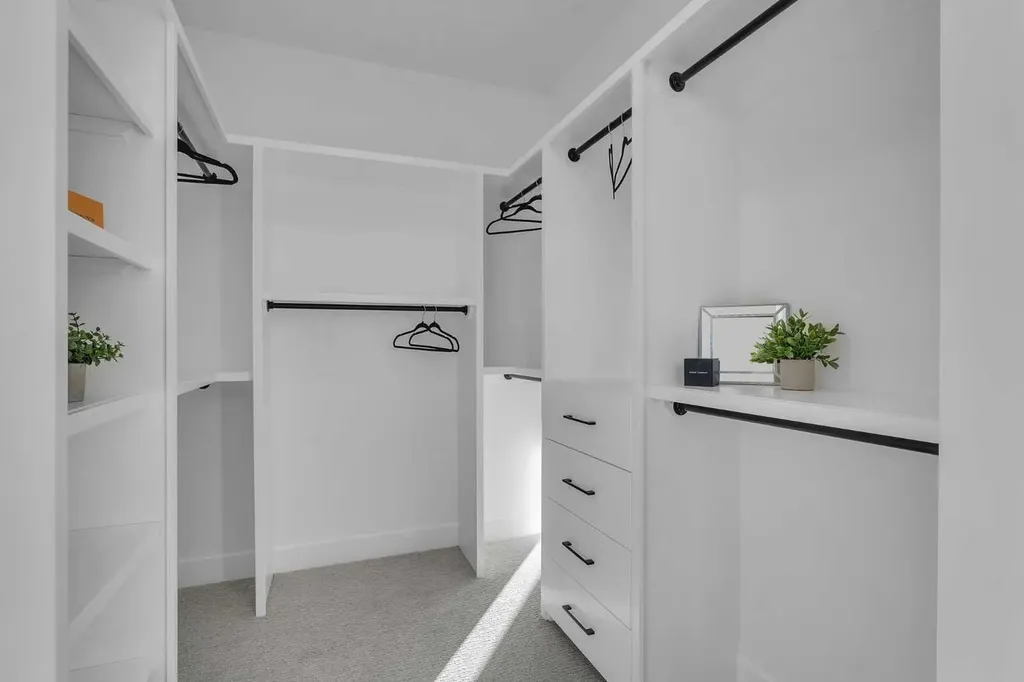 614 22 Avenue NE Calgary AB T2E 1V2