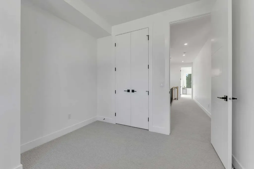 614 22 Avenue NE Calgary AB T2E 1V2