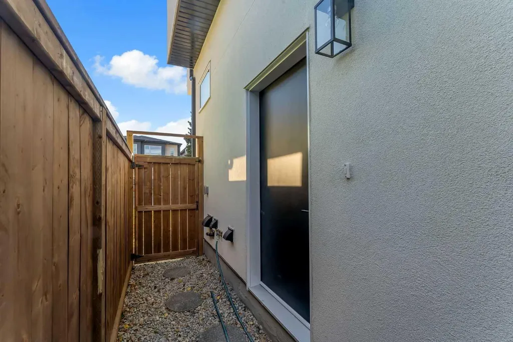 614 22 Avenue NE Calgary AB T2E 1V2