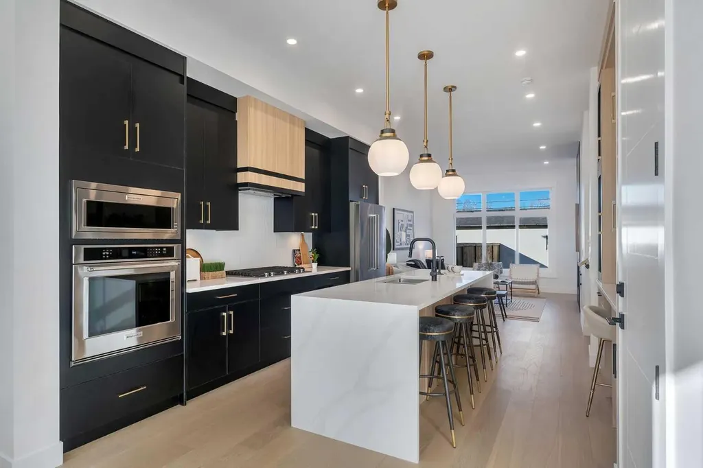 614 22 Avenue NE Calgary AB T2E 1V2