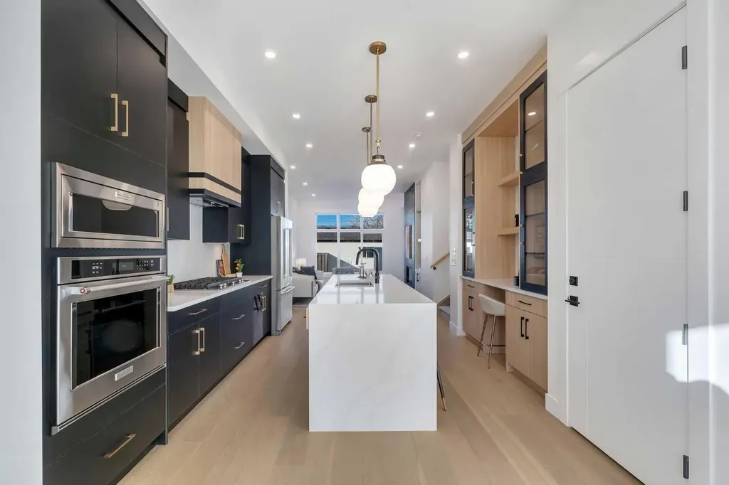 614 22 Avenue NE Calgary AB T2E 1V2