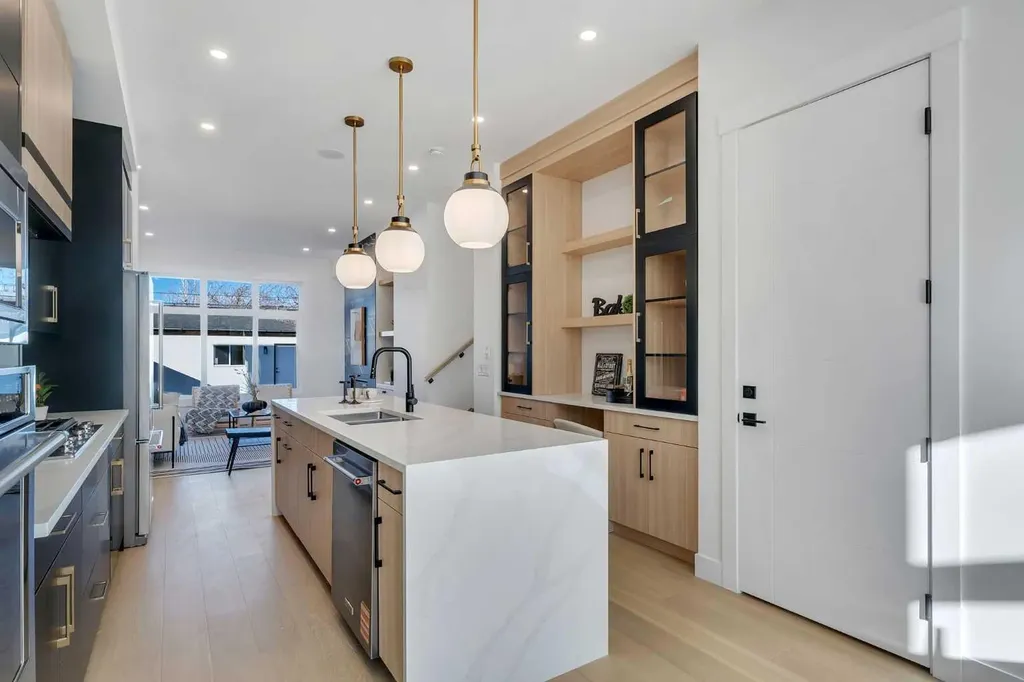 614 22 Avenue NE Calgary AB T2E 1V2