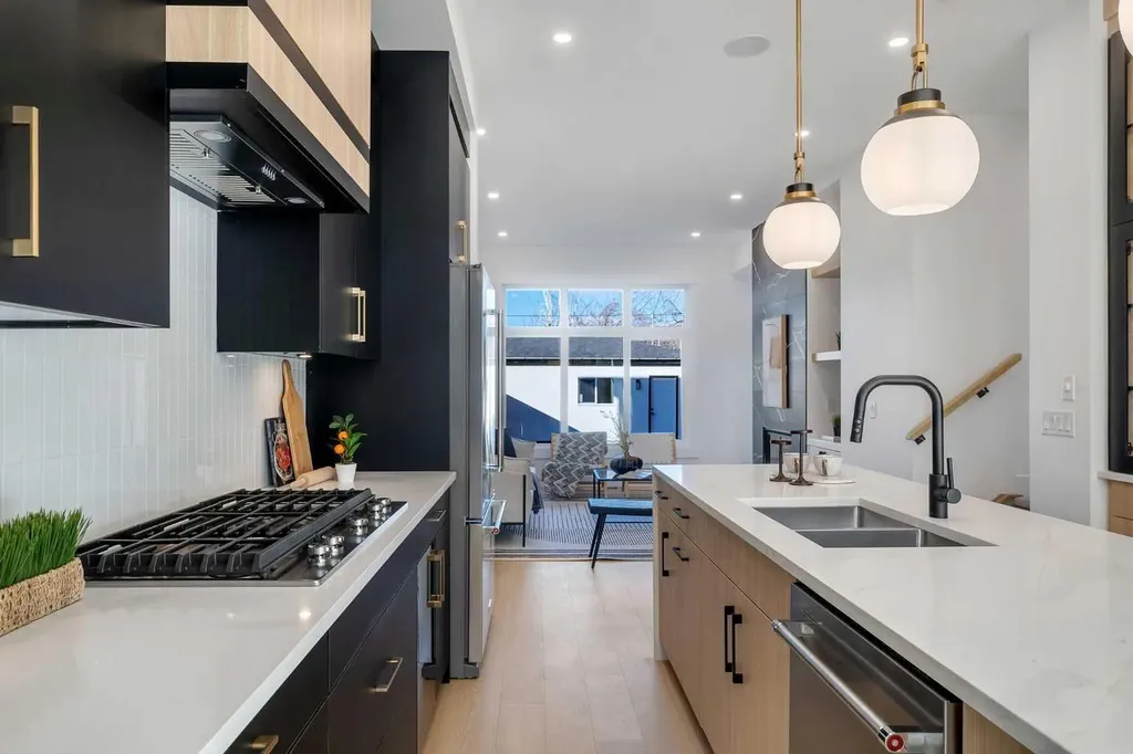 614 22 Avenue NE Calgary AB T2E 1V2