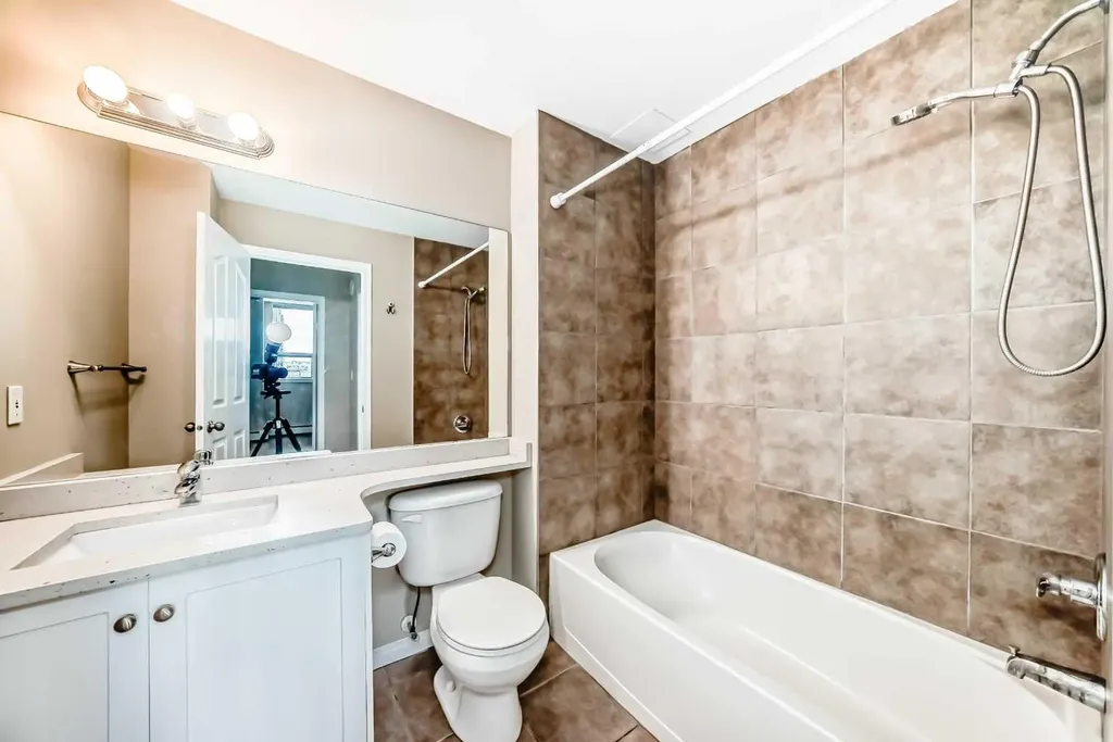 1053 10 Street SW Calgary AB T2R 1S6