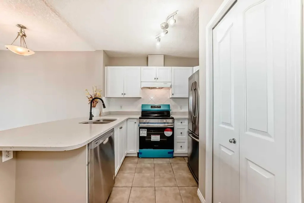 1053 10 Street SW Calgary AB T2R 1S6