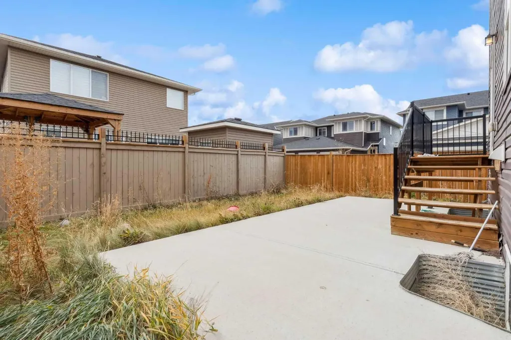 118 Saddlestone Park NE Calgary AB T3J 0Z4