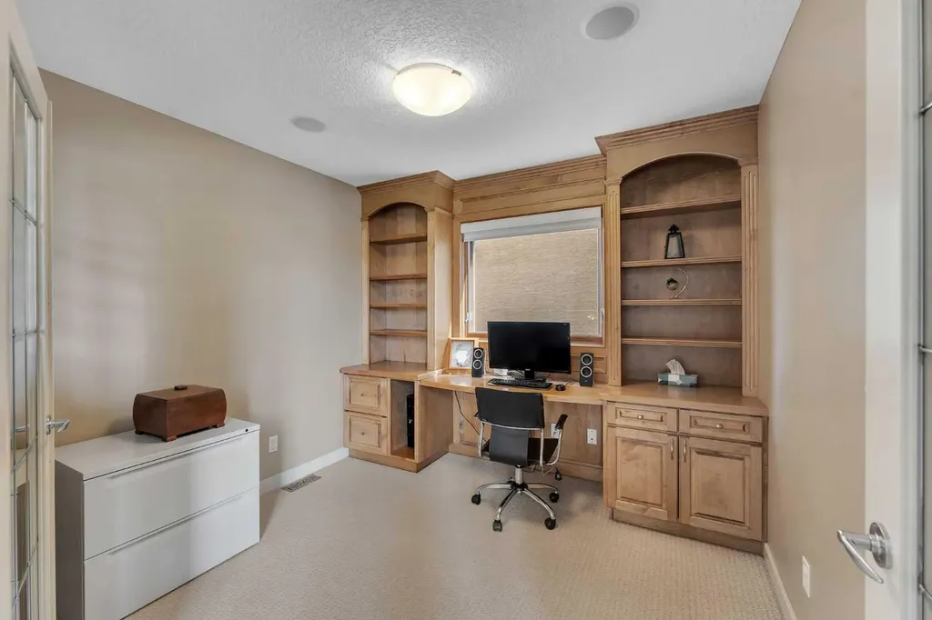 273 Everglade Circle SW Calgary AB T2Y 4M8