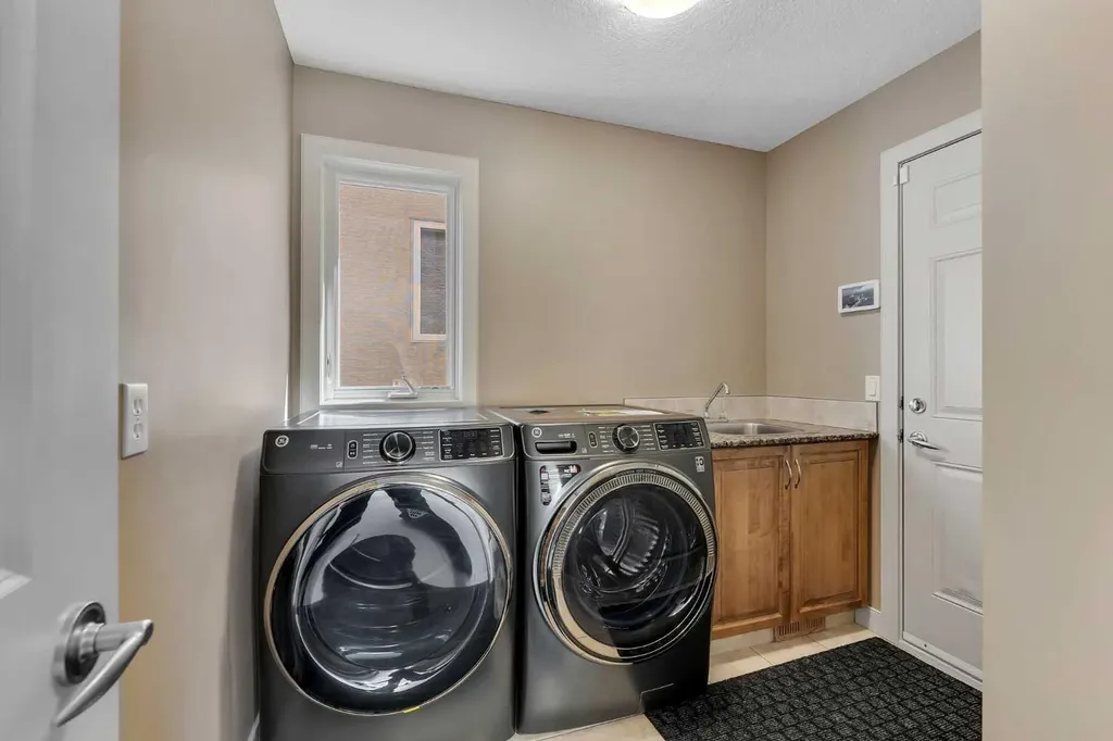273 Everglade Circle SW Calgary AB T2Y 4M8