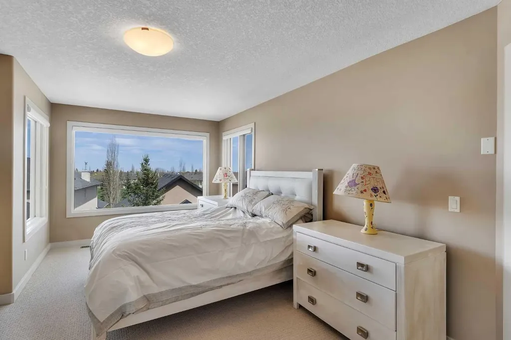 273 Everglade Circle SW Calgary AB T2Y 4M8