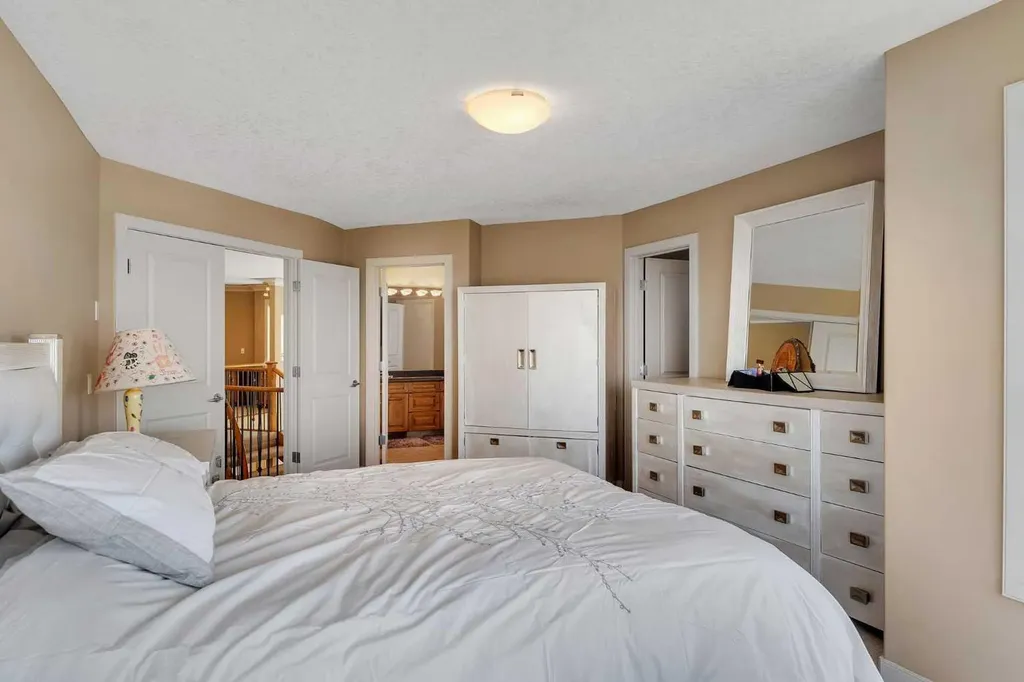 273 Everglade Circle SW Calgary AB T2Y 4M8