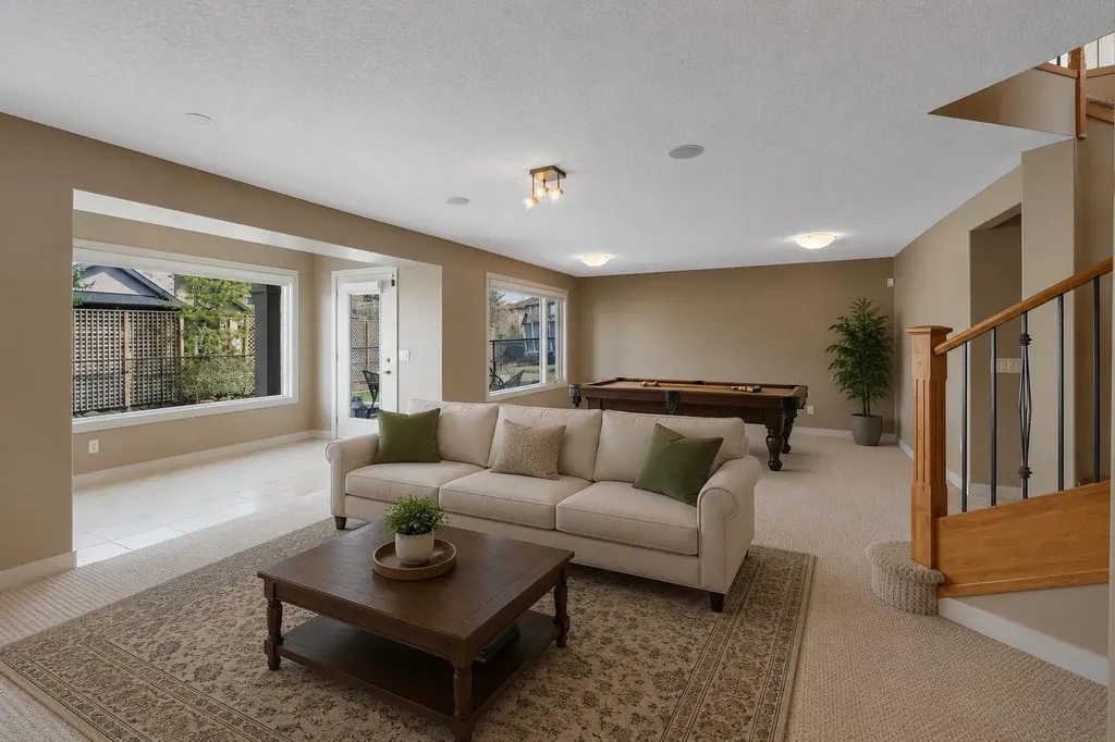 273 Everglade Circle SW Calgary AB T2Y 4M8