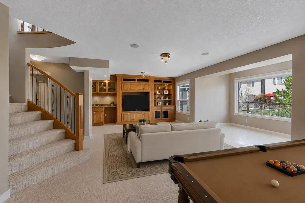 273 Everglade Circle SW Calgary AB T2Y 4M8
