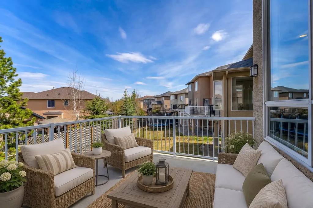273 Everglade Circle SW Calgary AB T2Y 4M8