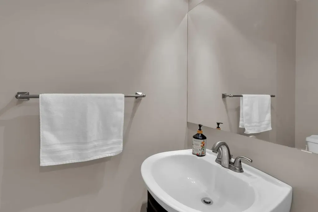 567 Edmonton Trail NE Airdrie AB T4B 2L4