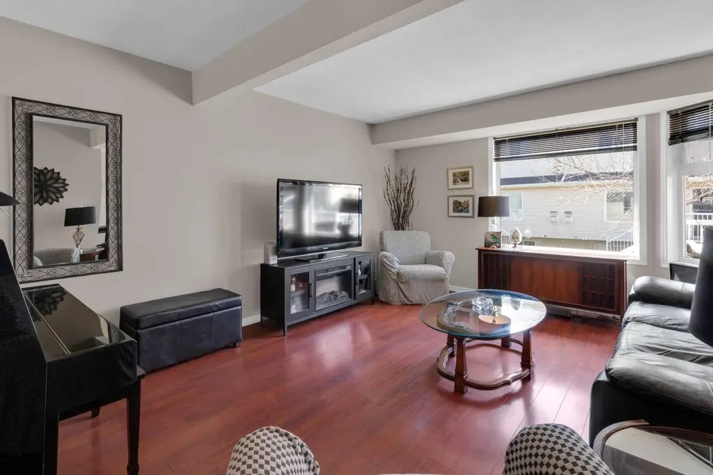 567 Edmonton Trail NE Airdrie AB T4B 2L4