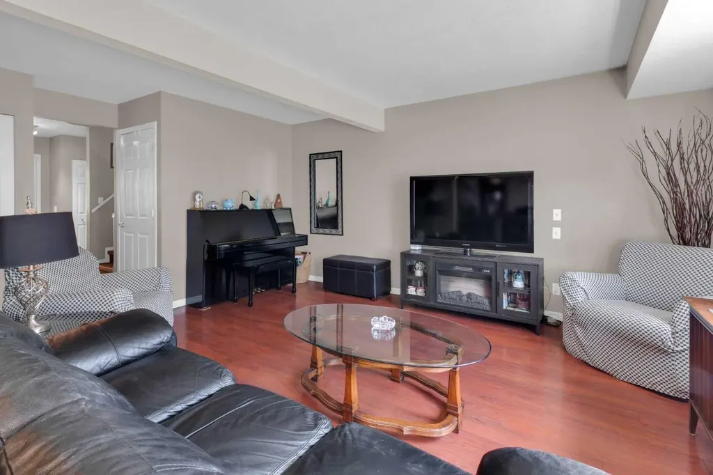 567 Edmonton Trail NE Airdrie AB T4B 2L4
