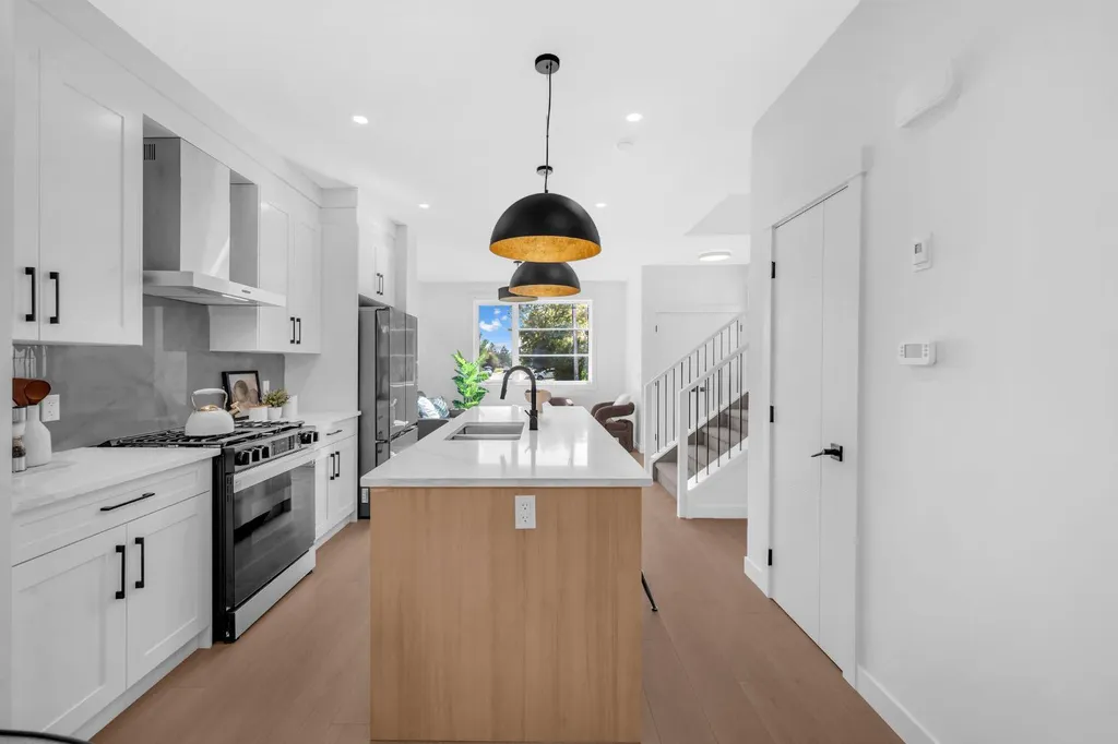1848 24 Avenue NW Calgary AB T2M3T6