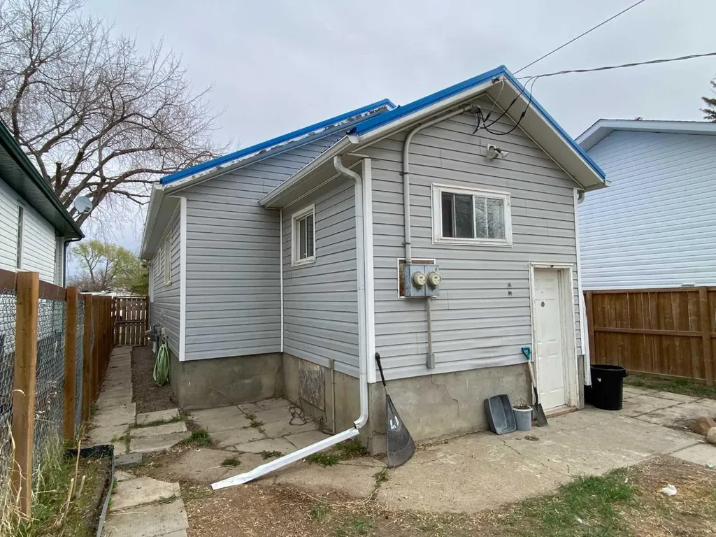 23 Pine Avenue W Brooks AB T1A0A1