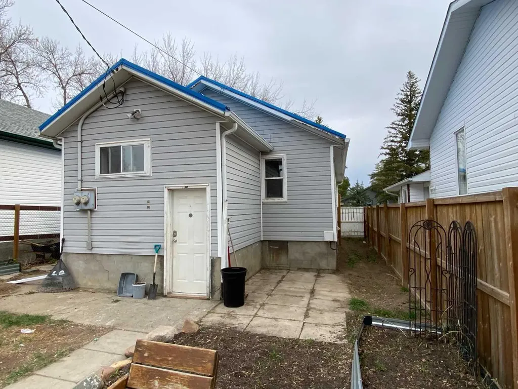23 Pine Avenue W Brooks AB T1A0A1