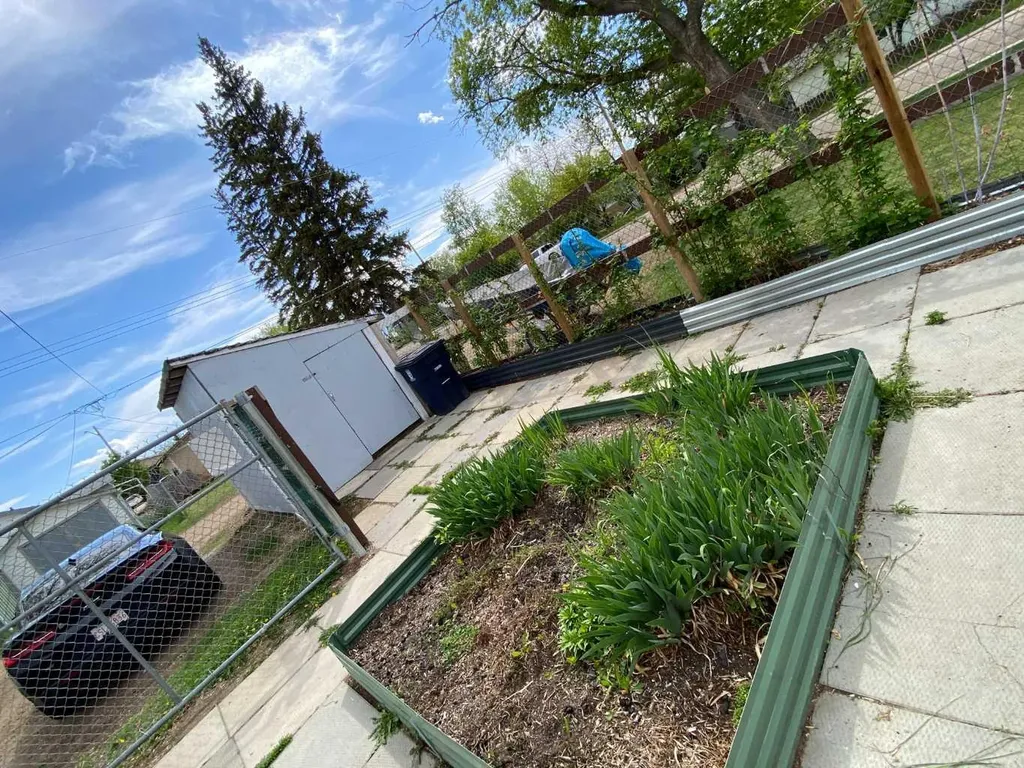23 Pine Avenue W Brooks AB T1A0A1