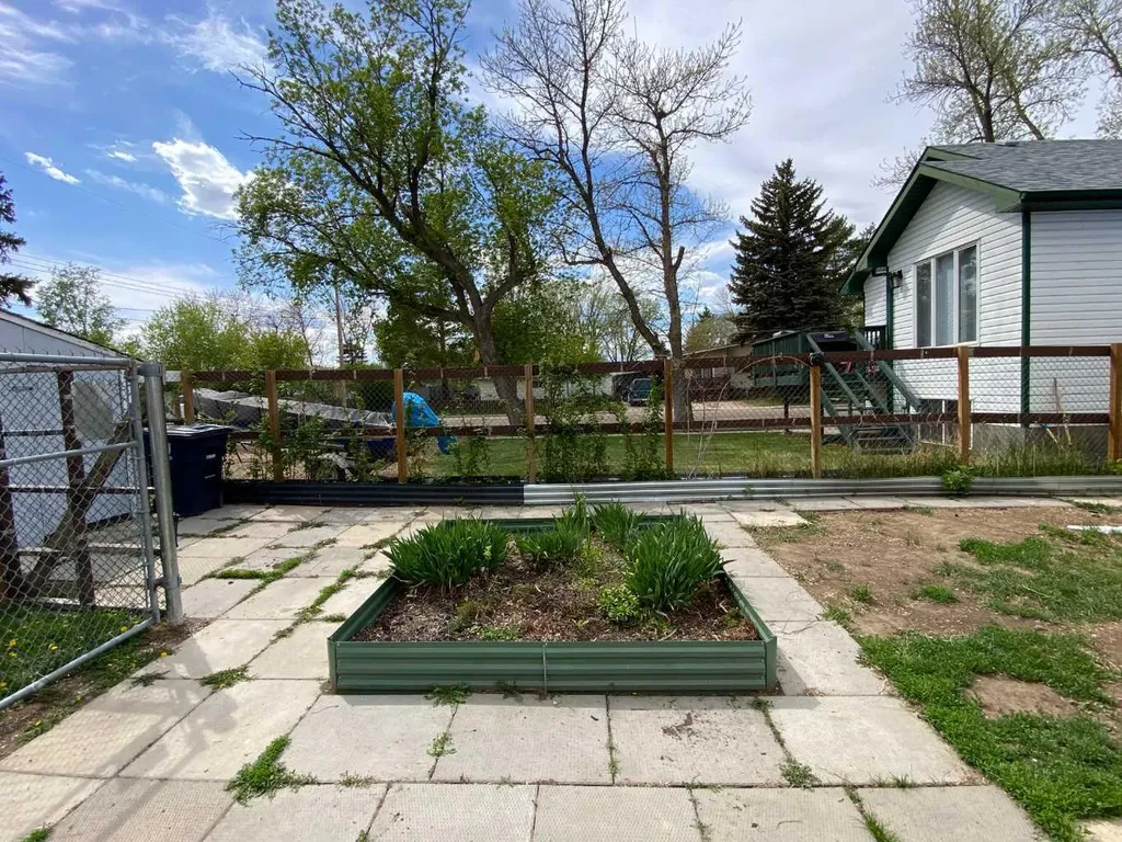 23 Pine Avenue W Brooks AB T1A0A1