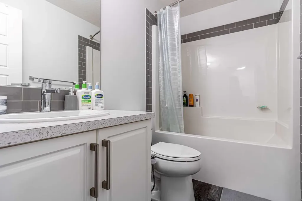 51 Corner Meadows Villas NE Calgary AB t3n1j5