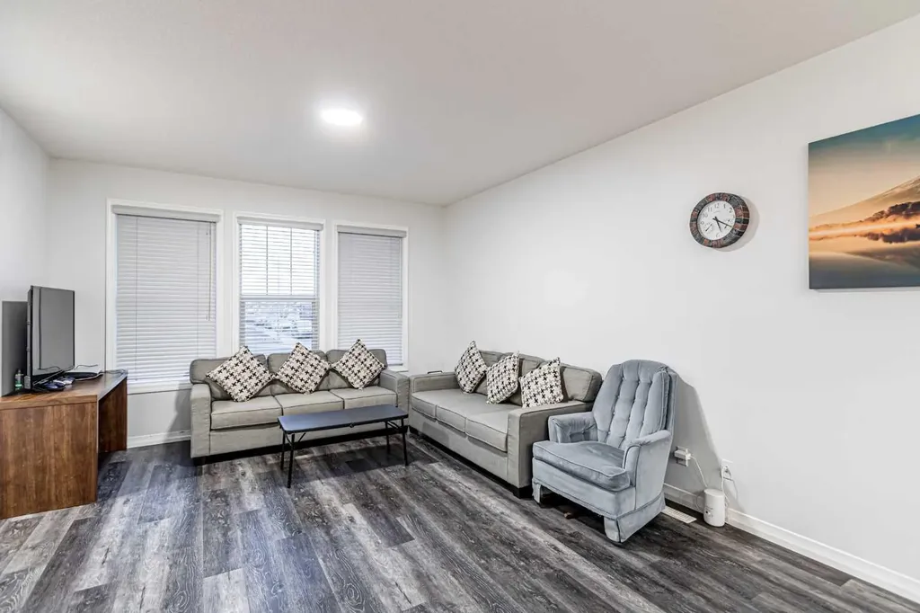 51 Corner Meadows Villas NE Calgary AB t3n1j5