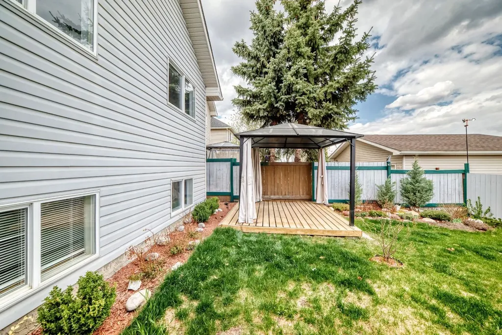118 Bridleridge Way SW Calgary AB T2Y4K8