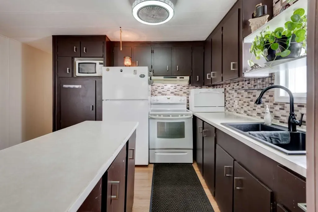829 Bayview Road Strathmore AB T1P 1E1
