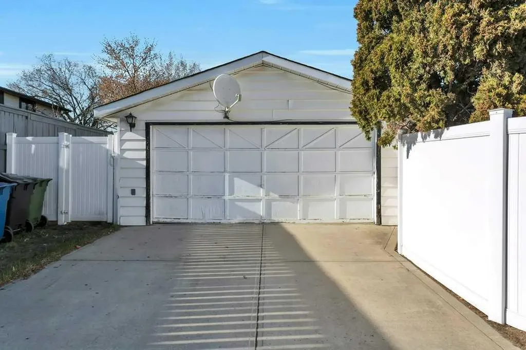 14 Glendale Boulevard Red Deer AB T4P 2P3