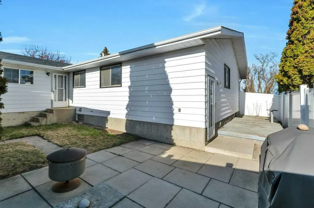 14 Glendale Boulevard Red Deer AB T4P 2P3