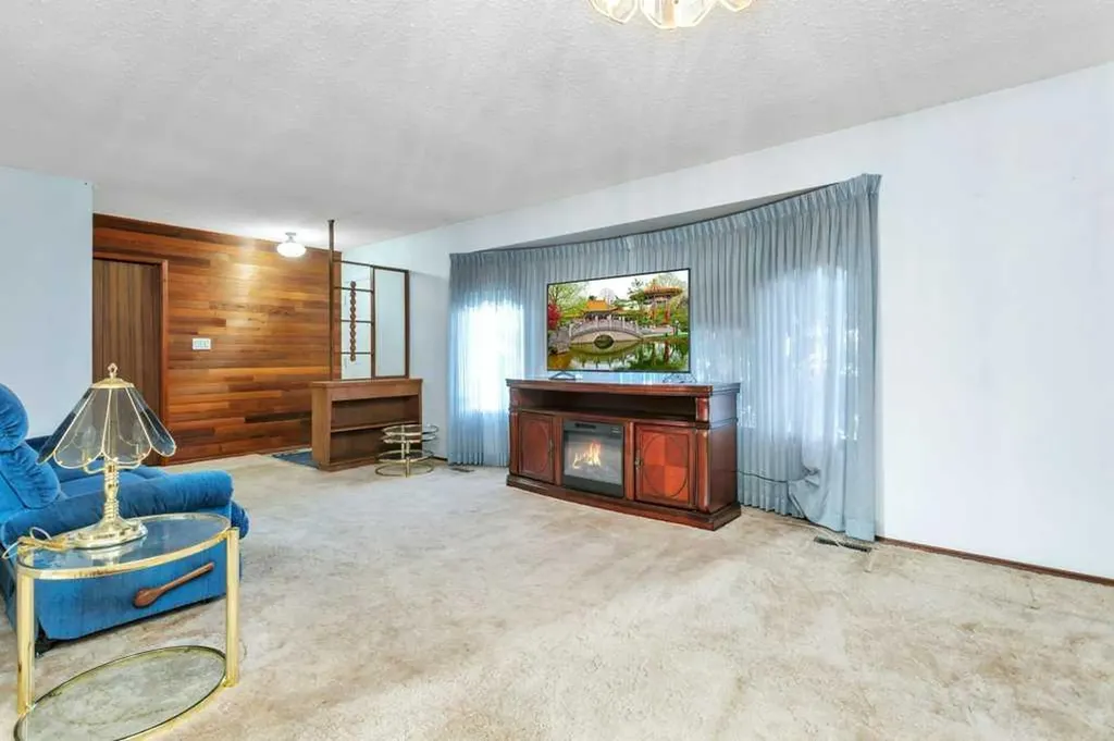 14 Glendale Boulevard Red Deer AB T4P 2P3