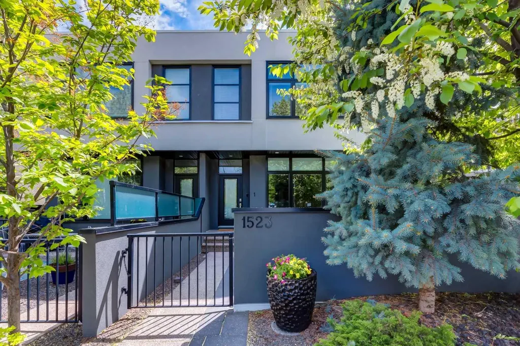 1523 28 Avenue SW Calgary AB T2T 1J3