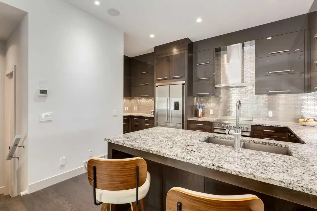1523 28 Avenue SW Calgary AB T2T 1J3