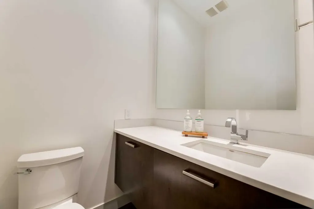 1523 28 Avenue SW Calgary AB T2T 1J3