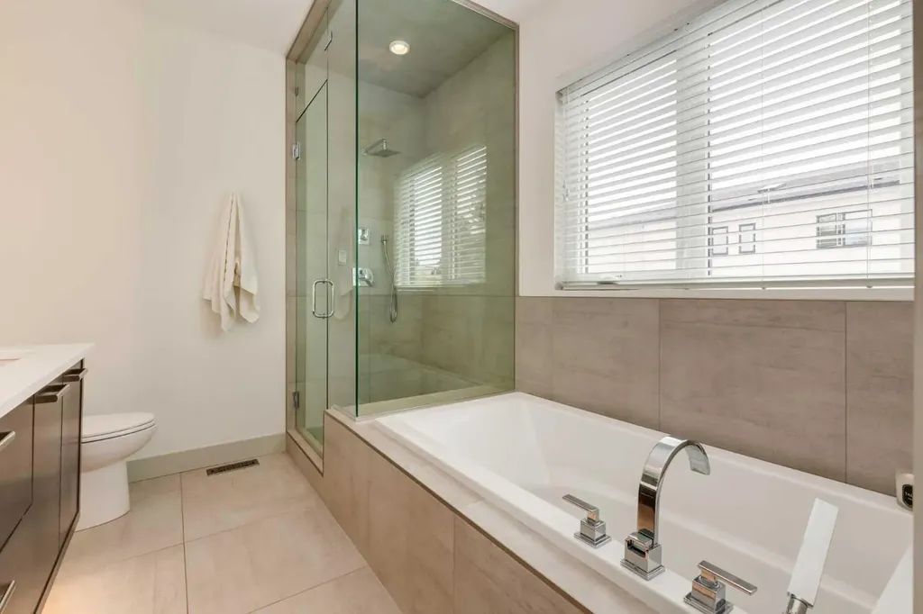 1523 28 Avenue SW Calgary AB T2T 1J3