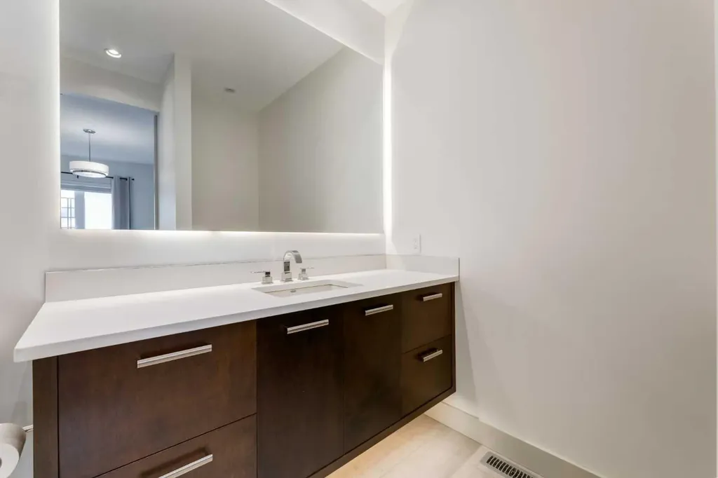 1523 28 Avenue SW Calgary AB T2T 1J3