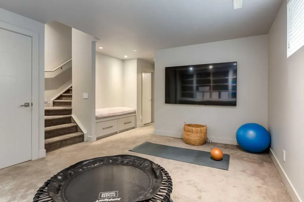 1523 28 Avenue SW Calgary AB T2T 1J3