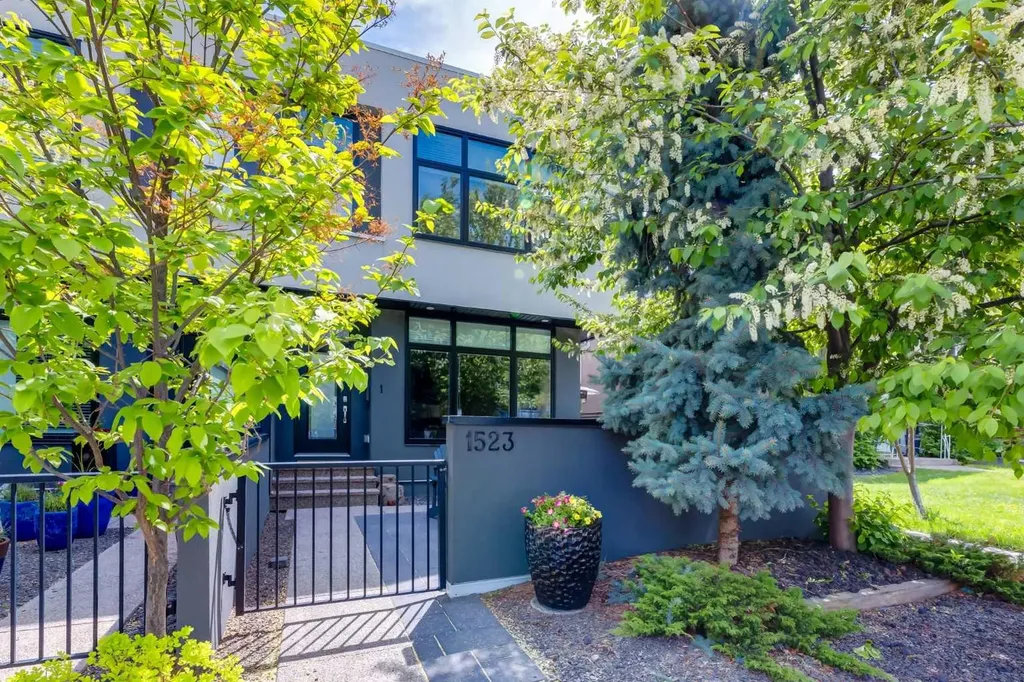 1523 28 Avenue SW Calgary AB T2T 1J3