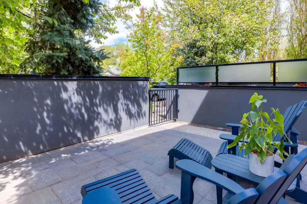 1523 28 Avenue SW Calgary AB T2T 1J3