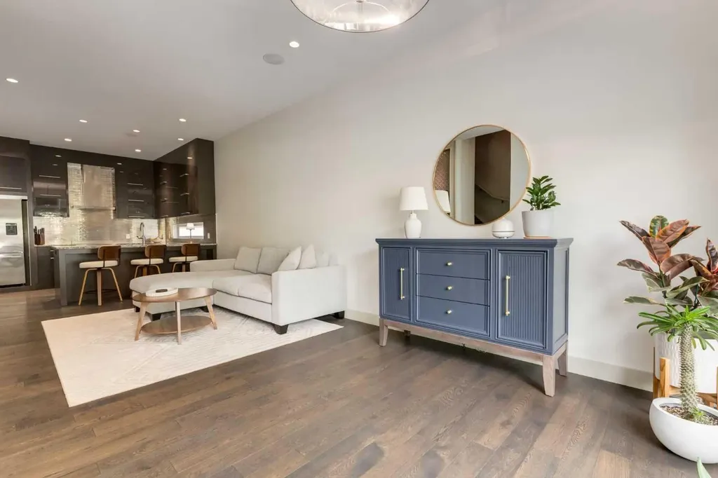 1523 28 Avenue SW Calgary AB T2T 1J3