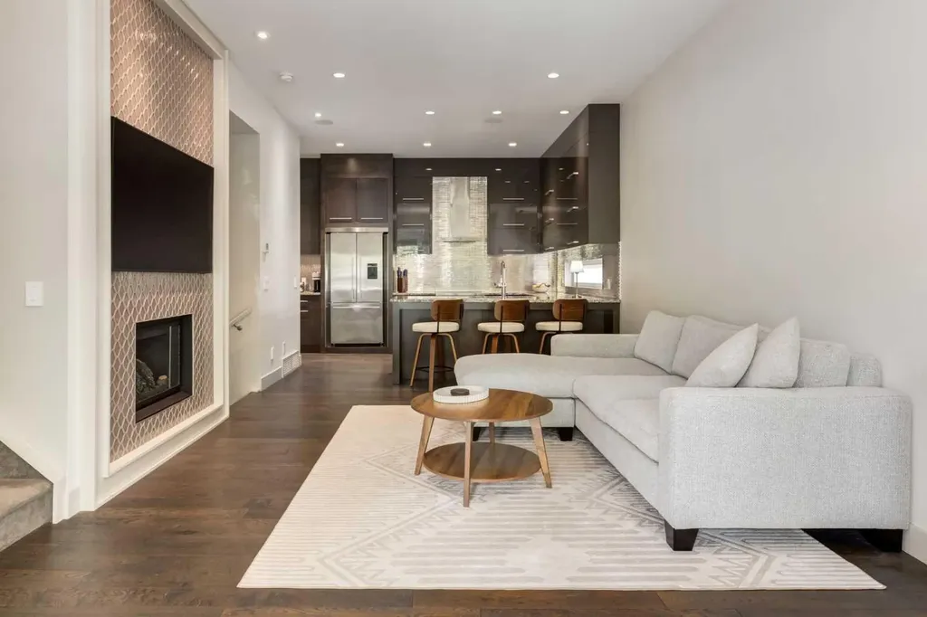 1523 28 Avenue SW Calgary AB T2T 1J3