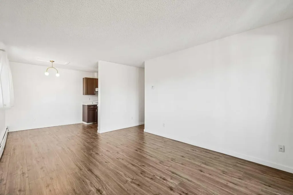 366 94 Avenue SE Calgary AB T2J 5P1