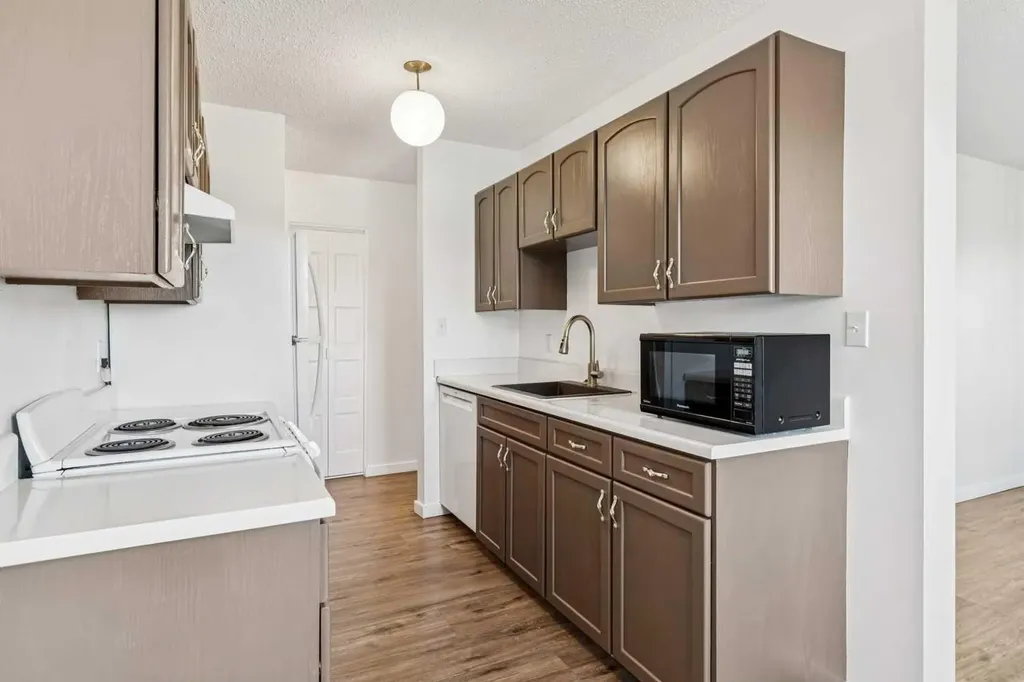 366 94 Avenue SE Calgary AB T2J 5P1