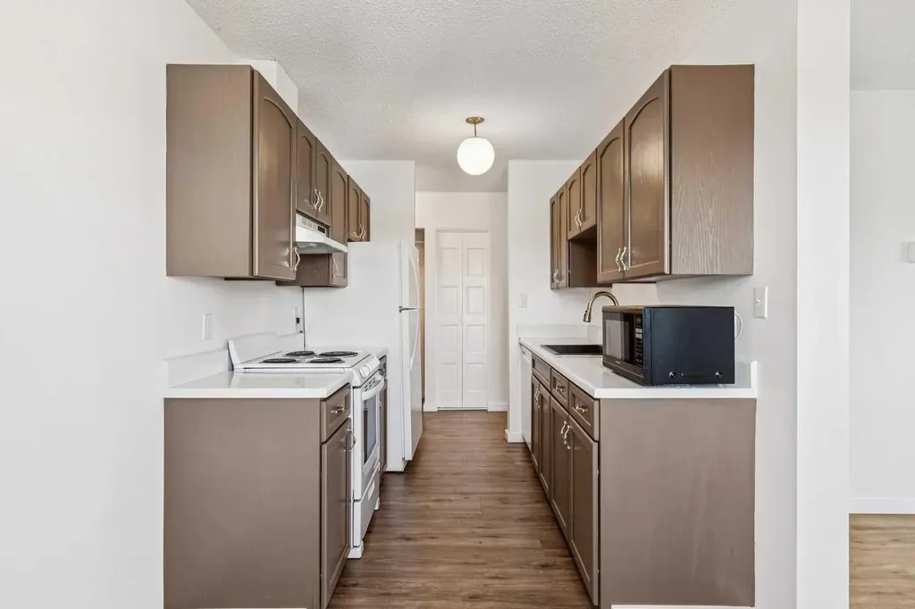 366 94 Avenue SE Calgary AB T2J 5P1